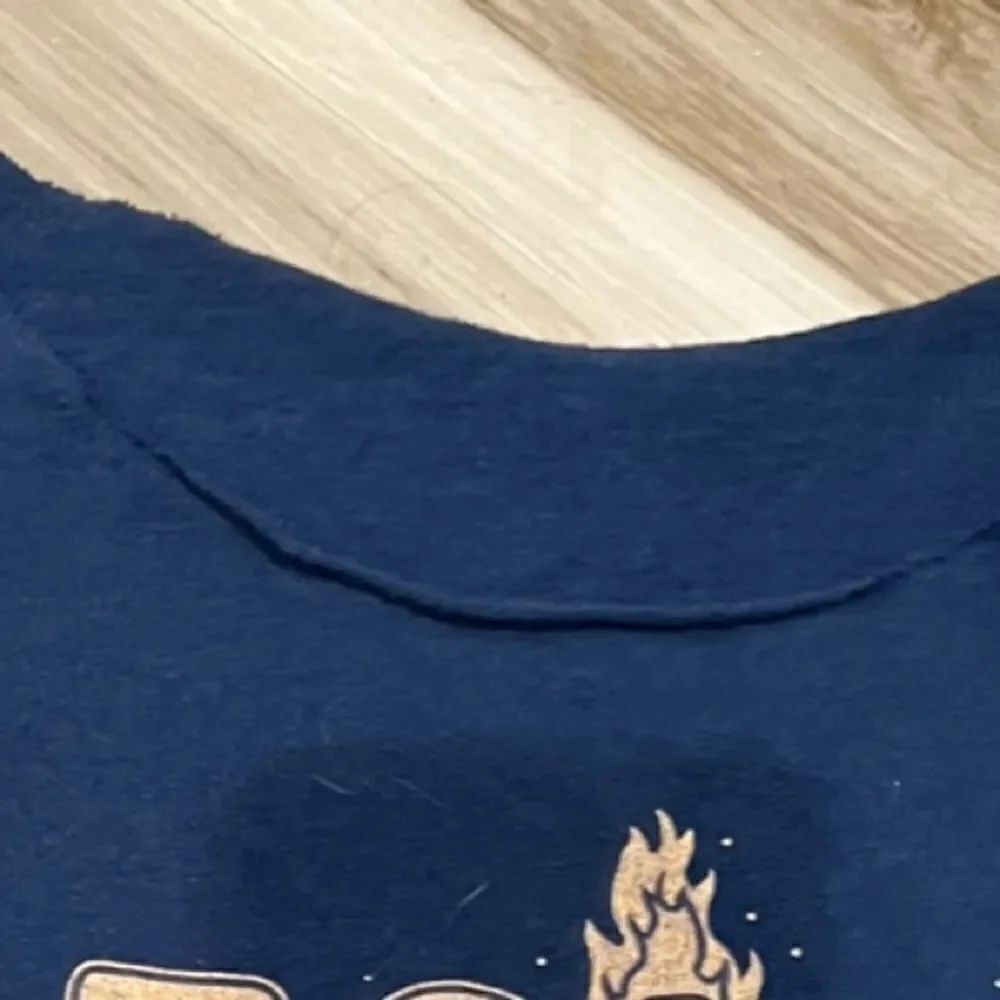 Winnie The Pooh Resist Cut Tee Shirt Women’s Medium - Picture 3 of 3